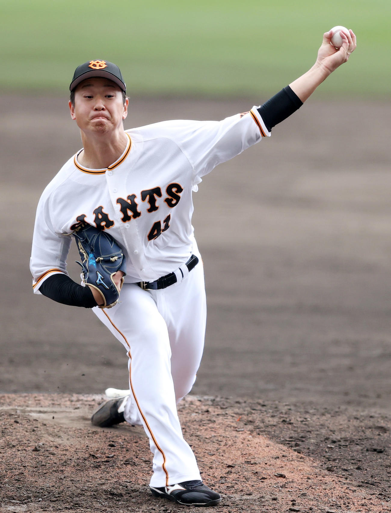 巨人対DeNA 9回表から登板する中川（撮影・狩俣裕三）