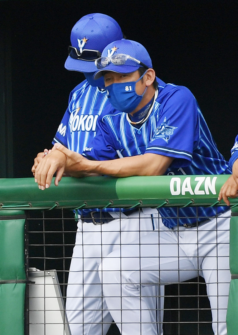 巨人対DeNA 9回裏巨人1死一塁、陽に中越え2点本塁打を浴びぼう然とスコアボードを見つめる三浦監督（撮影・横山健太）