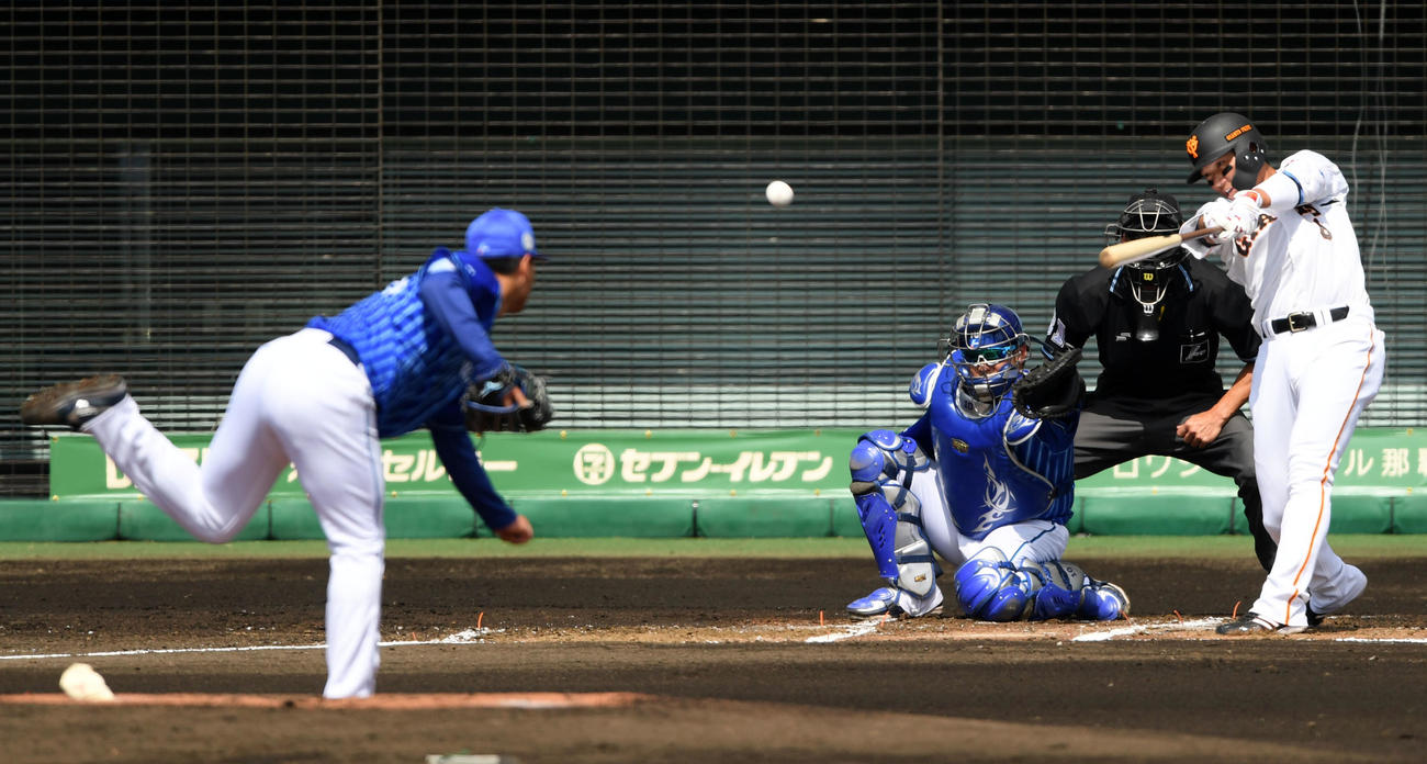 巨人対DeNA 1回裏巨人無死二塁、右前適時打を放つ坂本（撮影・横山健太）