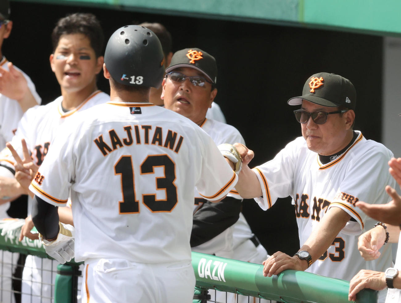 巨人対DeNA 1回裏巨人無死二塁、坂本勇人の適時打で生還した梶谷（手前）を迎える原監督（撮影・狩俣裕三）