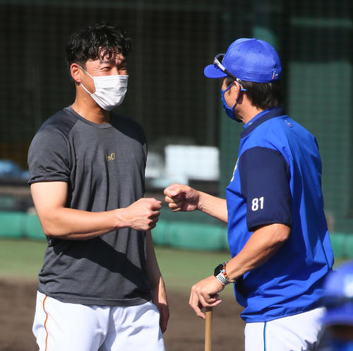 練習試合を前に、DeNA三浦監督（右）とグータッチを交わす巨人梶谷（撮影・足立雅史）