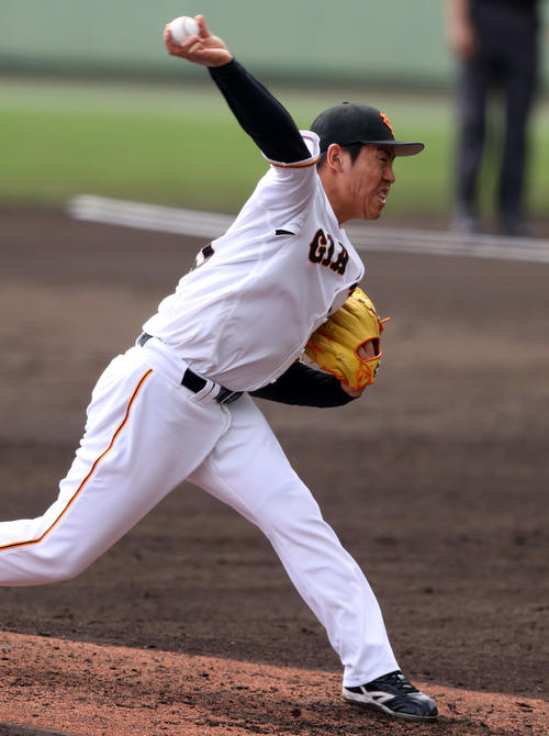 巨人対DeNA 4回表から登板する桜井（撮影・狩俣裕三）