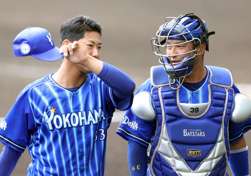 巨人対DeNA 6回裏を抑え、嶺井（右）と話をしながらベンチに戻る池谷（撮影・狩俣裕三）