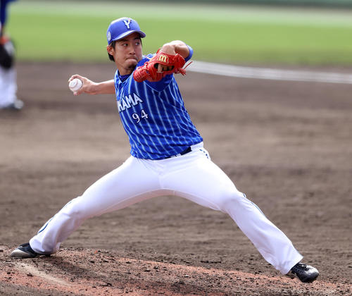 巨人対DeNA 9回裏から登板する笠井（撮影・狩俣裕三）