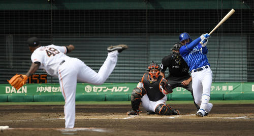 巨人対DeNA 8回表DeNA1死二塁、左前適時打を放つ伊藤光（撮影・横山健太）