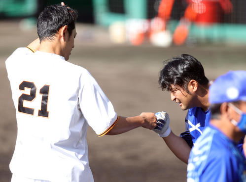 巨人対DeNA　試合前の練習で、嶺井（右）とあいさつを交わす井納（撮影・狩俣裕三）