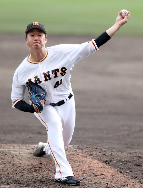 巨人対DeNA 9回表から登板する中川（撮影・狩俣裕三）
