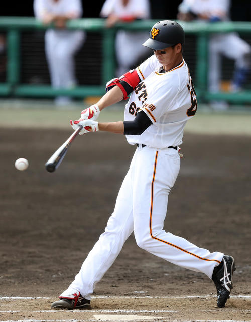 巨人対DeNA 8回裏巨人1死、内野安打を放つ秋広（撮影・狩俣裕三）
