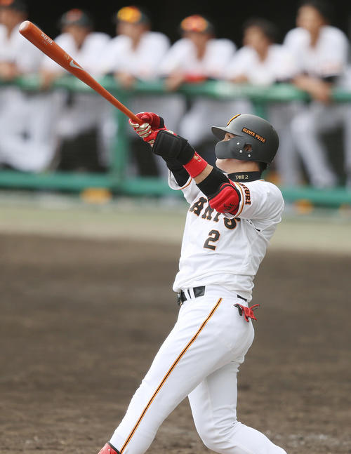 巨人対DeNA 9回裏巨人2死一塁、2点本塁打を放つ陽（撮影・狩俣裕三）
