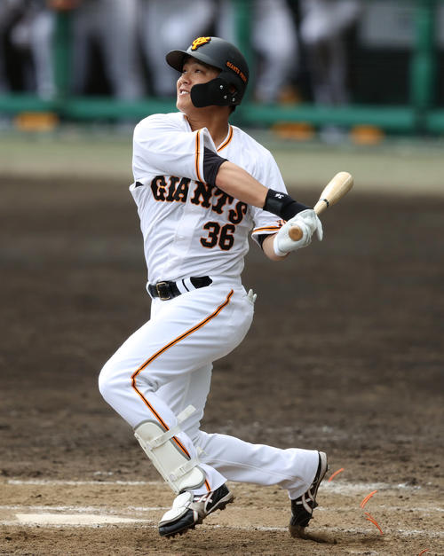 巨人対DeNA 9回裏巨人2死、ソロ本塁打を放つ石川（撮影・狩俣裕三）
