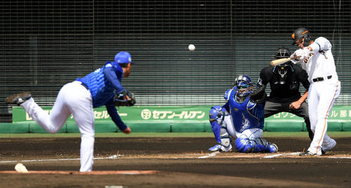 巨人対DeNA 1回裏巨人無死二塁、右前適時打を放つ坂本（撮影・横山健太）