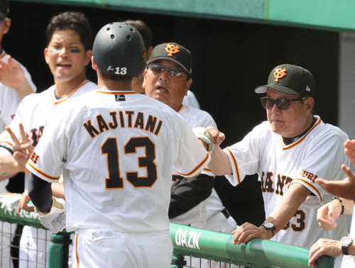 巨人対DeNA 1回裏巨人無死二塁、坂本勇人の適時打で生還した梶谷（手前）を迎える原監督（撮影・狩俣裕三）