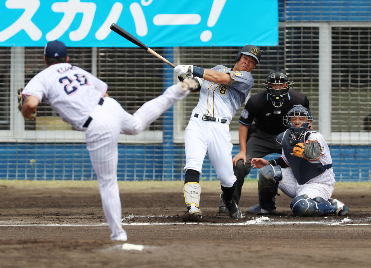 ヤクルト対阪神　1回表阪神1死一塁、佐藤輝は左越え適時二塁打を放つ、左は木沢（撮影・加藤哉）