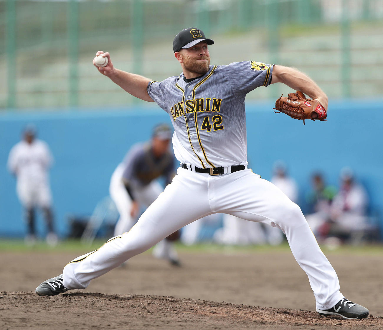 ヤクルト対阪神　6回裏ヤクルトの攻撃から登板するエドワーズ（撮影・河田真司）