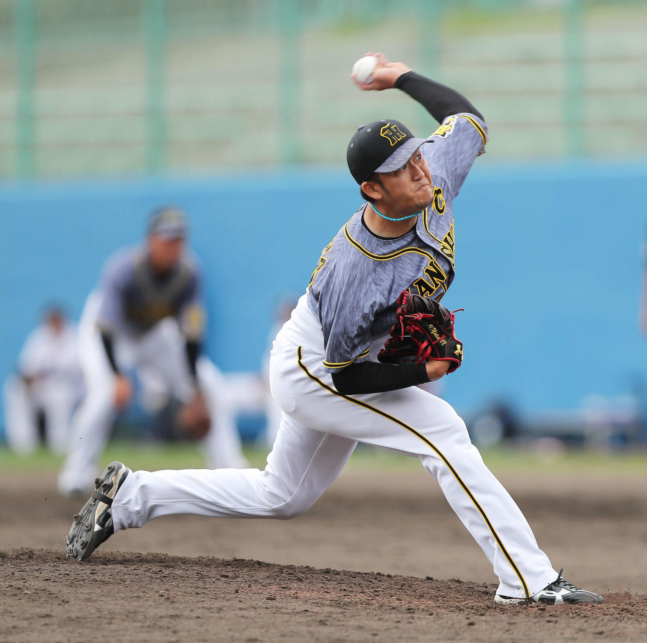 ヤクルト対阪神　7回裏ヤクルトの攻撃から登板する岩貞（撮影・河田真司）