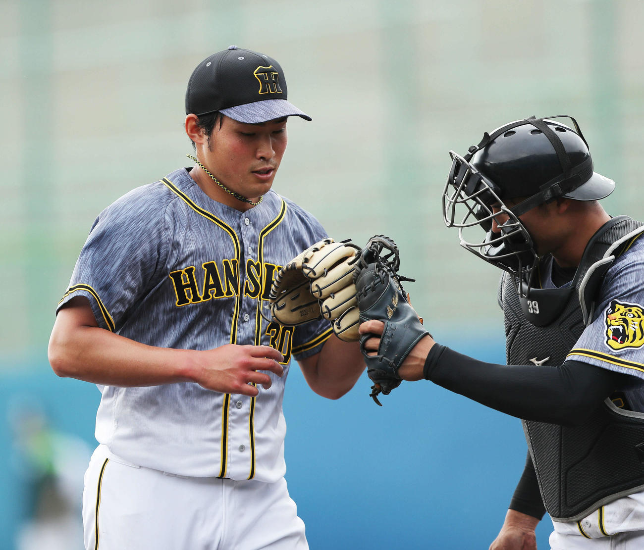 ヤクルト対阪神　8回裏ヤクルトの攻撃を抑え、栄枝とグラブタッチする佐藤蓮（撮影・河田真司）