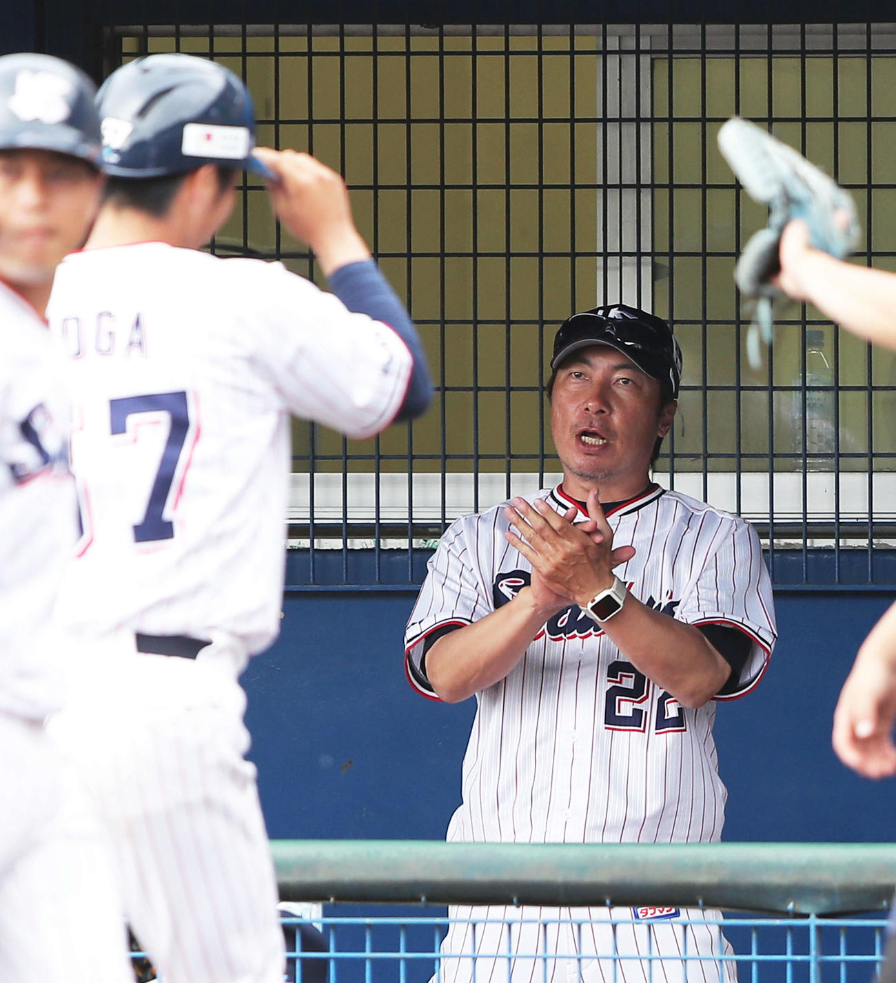 ヤクルト対阪神　7回裏ヤクルト無死二塁、中山の適時打で生還する古賀を迎える高津監督（撮影・河田真司）
