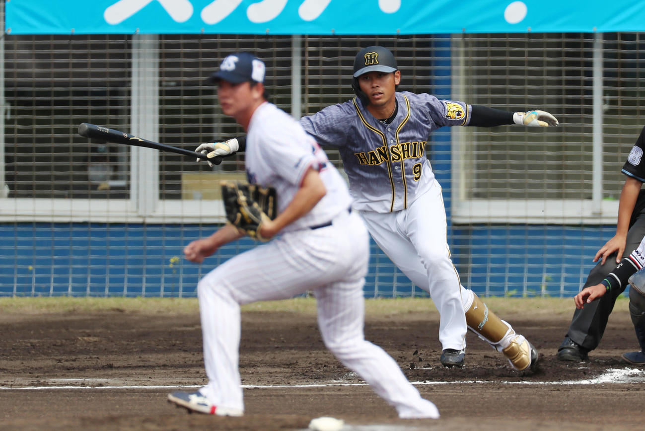 ヤクルト対阪神　1回表阪神2死二塁、高山は中前適時打を放つ、左は木沢（撮影・加藤哉）