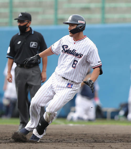 ヤクルト対阪神　7回裏ヤクルト無死二塁、中前適時打を放つ中山（撮影・河田真司）