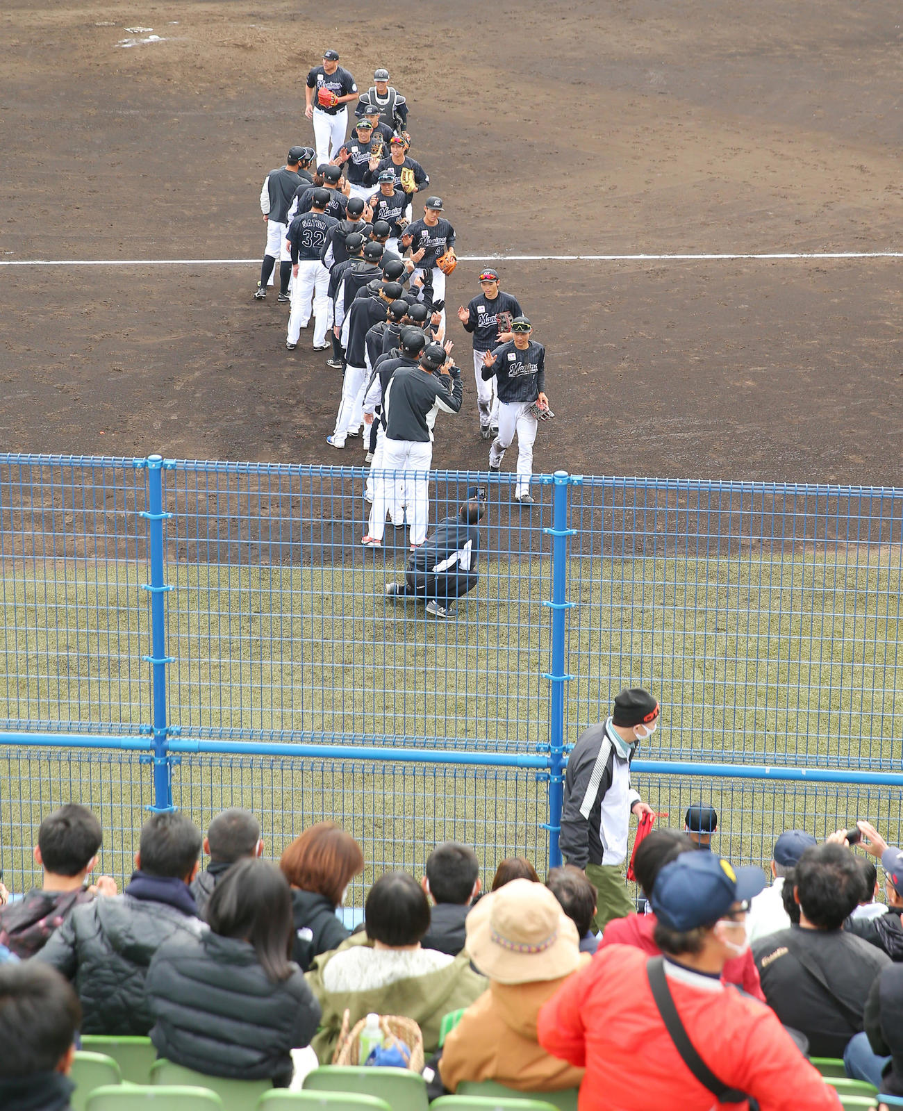 西武対ロッテ　西武に勝利しファンの拍手を受けながら引き揚げるロッテの選手たち（撮影・垰建太）
