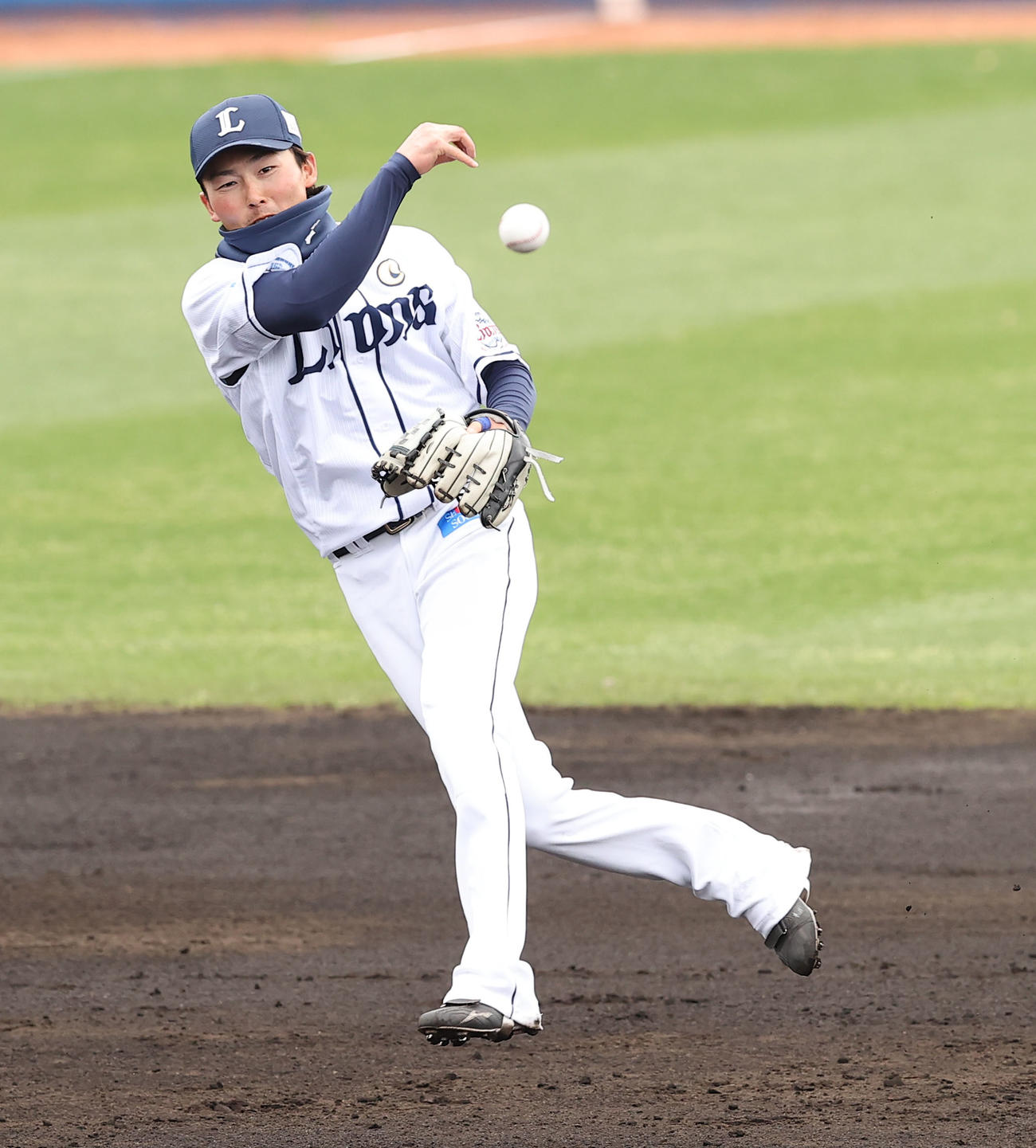 西武対ロッテ　2回表ロッテ無死、田村の遊ゴロを素手で捕球し華麗にさばく源田（撮影・垰建太）
