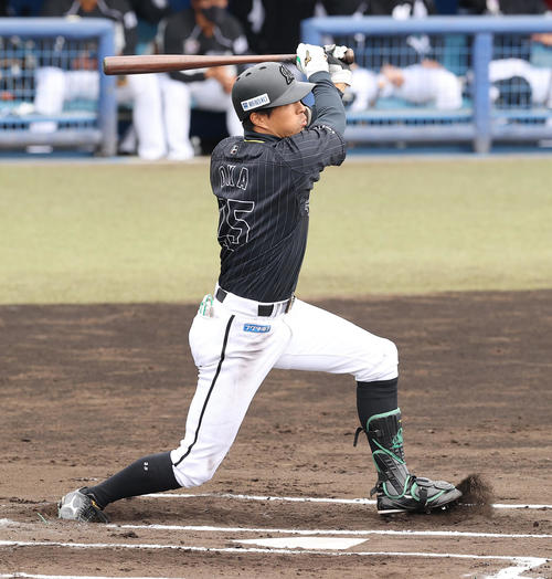西武対ロッテ　6回表ロッテ無死満塁、右越え適時二塁打を放つ岡（撮影・垰建太）