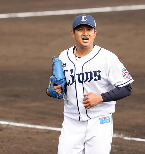 西武対ロッテ　7回表ロッテの攻撃を無失点に抑えほえる西武佐野（撮影・垰建太）