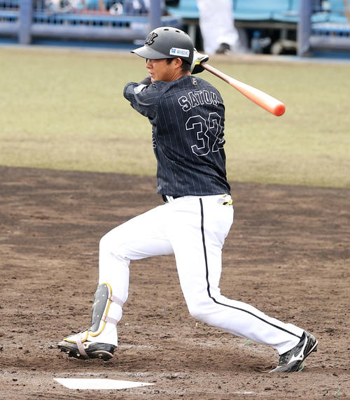 西武対ロッテ　9回表ロッテ2死二、三塁、中前適時打を放つ佐藤（撮影・垰建太）