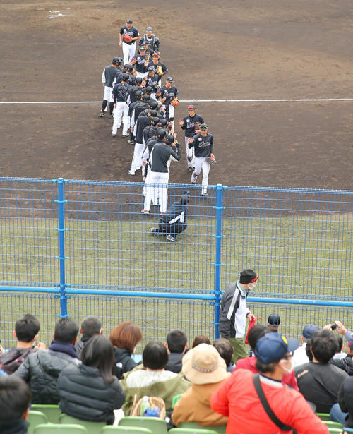 西武対ロッテ　西武に勝利しファンの拍手を受けながら引き揚げるロッテの選手たち（撮影・垰建太）