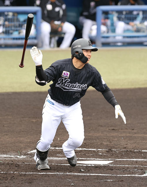 西武対ロッテ　1回表ロッテ1死一、三塁、右翼線に適時二塁打を放つ菅野（撮影・垰建太）