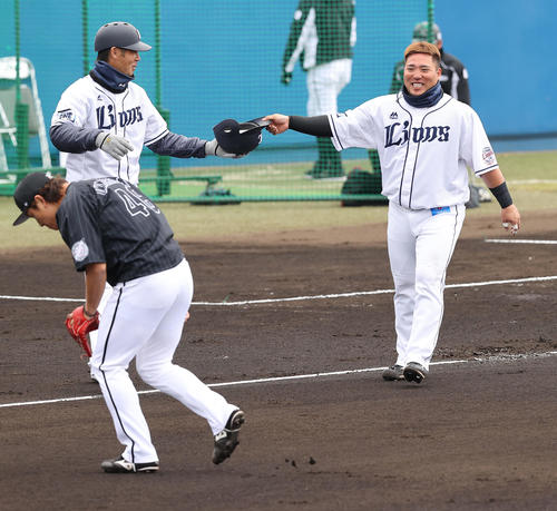 西武対ロッテ　1回裏の攻撃を終え適時打を放った西武山川（右）は笑顔を見せる（撮影・垰建太）