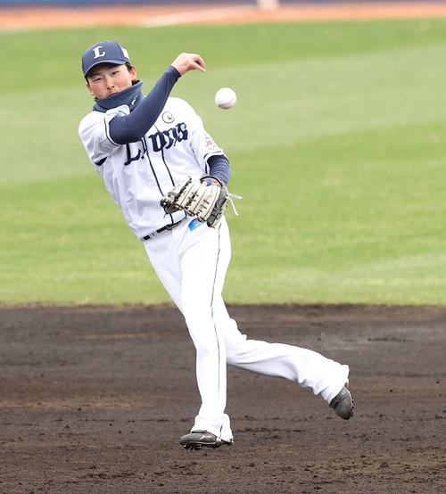 西武対ロッテ　2回表ロッテ無死、田村の遊ゴロを素手で捕球し華麗にさばく源田（撮影・垰建太）