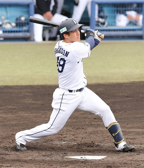 4回裏西武2死、右越えソロ本塁打を放つブランドン（撮影・垰建太）