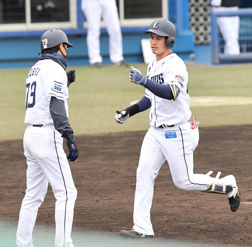 西武対ロッテ　4回裏西武2死、右越えソロ本塁打を放ちグータッチを交わすブランドン（右）（撮影・垰建太）