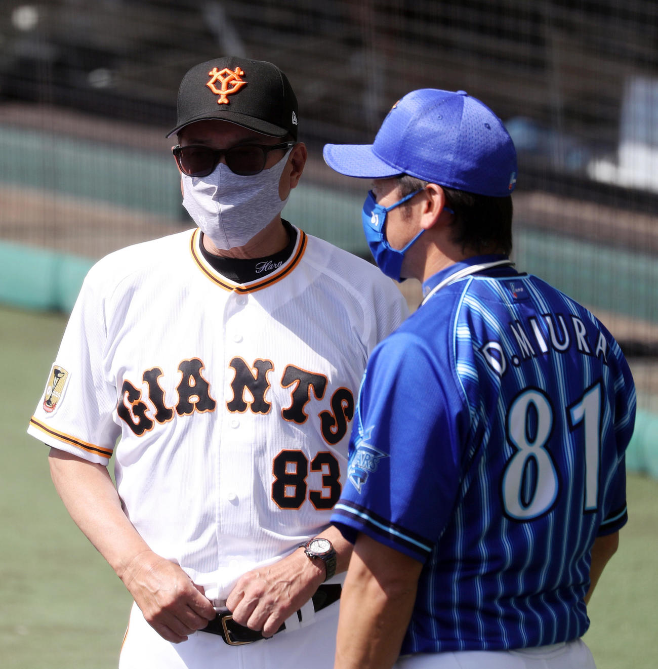 巨人対DeNA　試合前、談笑する原監督（左）と三浦監督（撮影・狩俣裕三）
