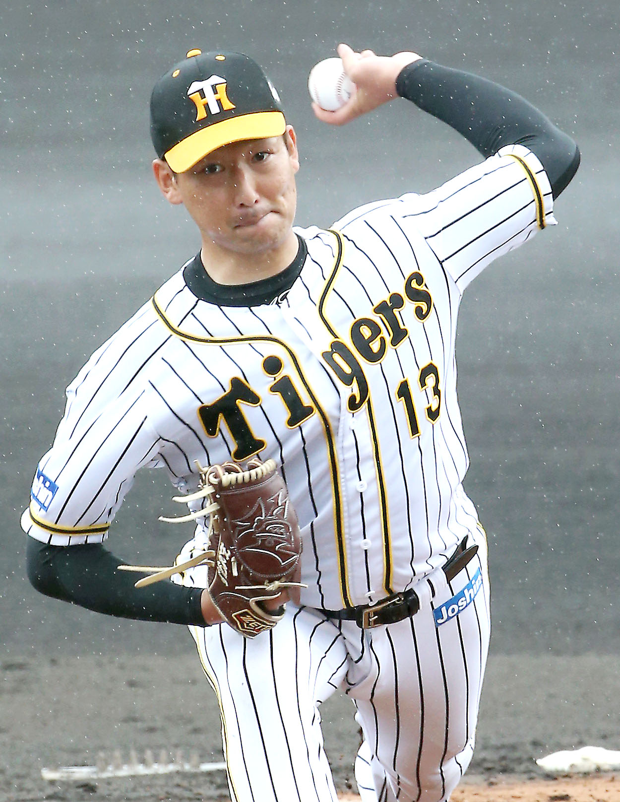 シート打撃に登板する岩崎優（撮影・上山淳一）