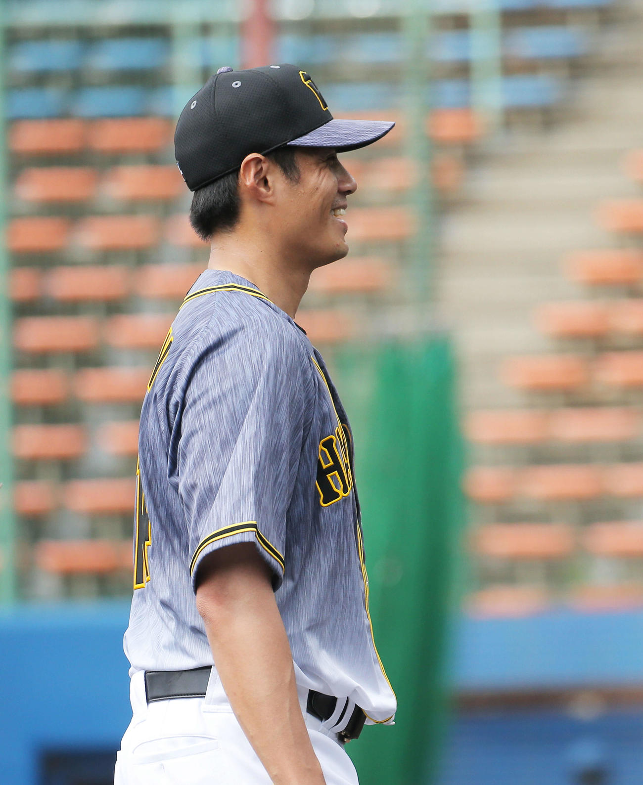 ヤクルト対阪神　2回裏ヤクルトの攻撃を抑え、笑顔を見せるチェン（撮影・河田真司）