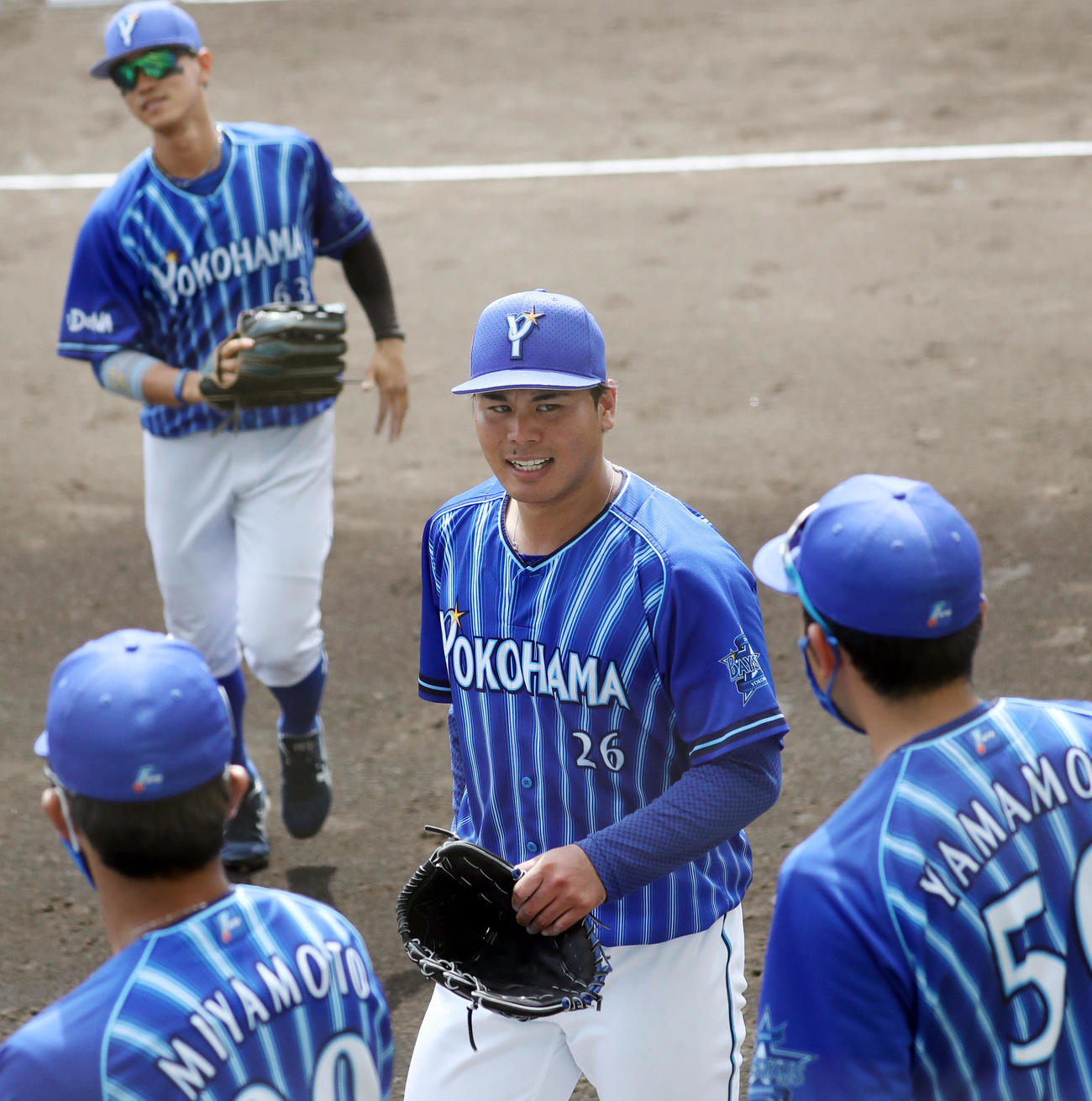 巨人対DeNA 4回裏を終え、笑顔でベンチに戻る浜口（撮影・狩俣裕三）