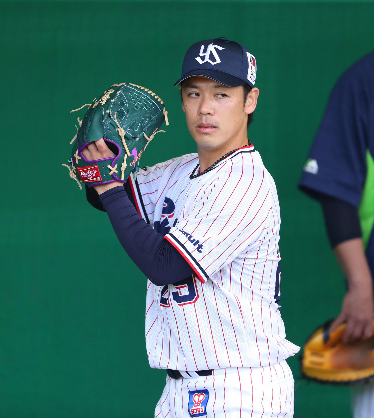緑色のグラブでブルペン投球するヤクルト小川（2021年2月3日撮影）