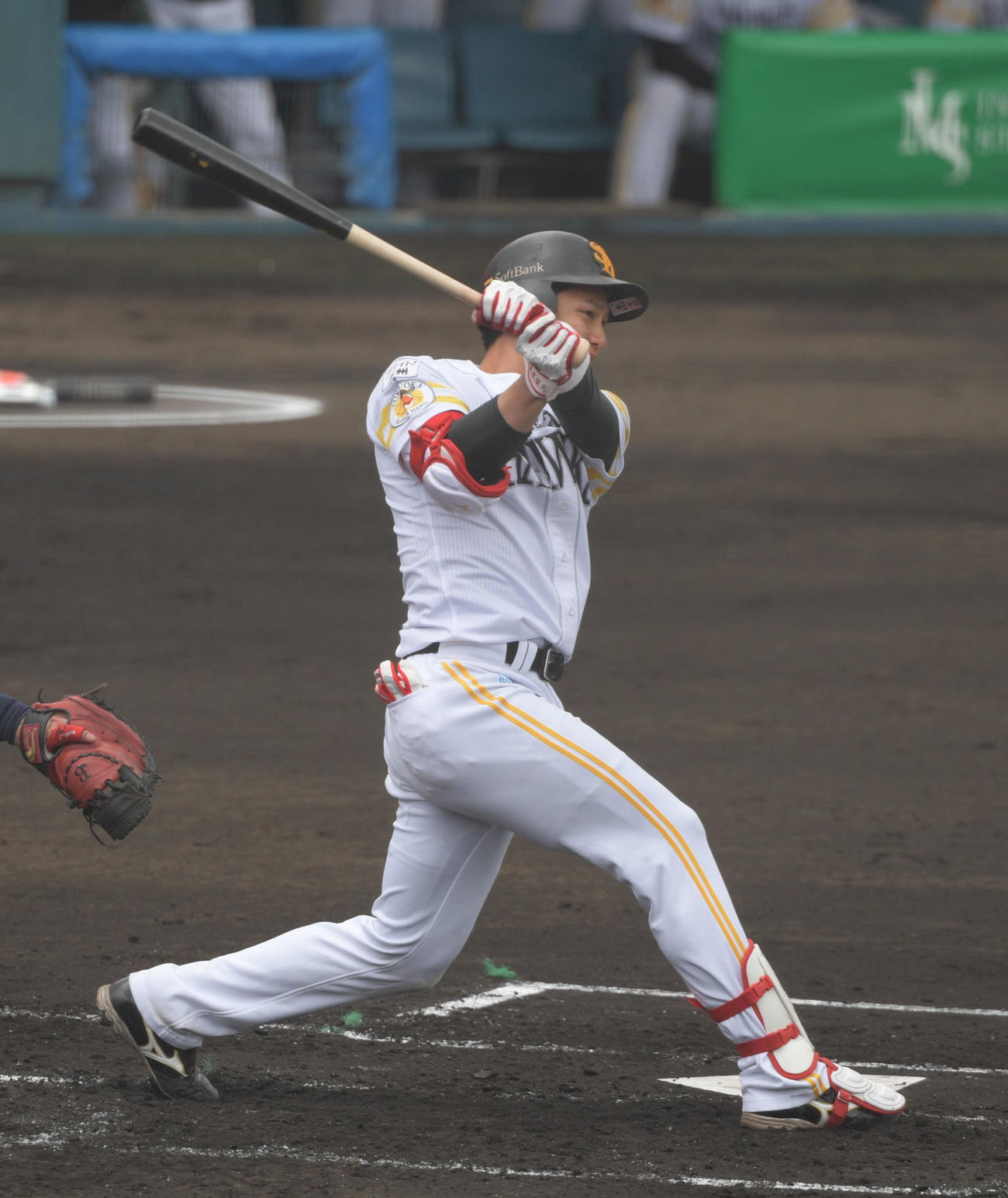 ソフトバンク対オリックス練習試合　1回裏ソフトバンク無死三塁、栗原陵矢は右前適時打を放つ（撮影・渦原淳）