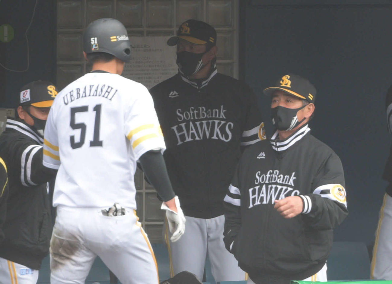 ソフトバンク対オリックス練習試合　2回裏ソフトバンク2死二塁、上林誠知は適時塁打を放ち代走を送られベンチで工藤公康監督（右）に迎えられる（撮影・渦原淳）