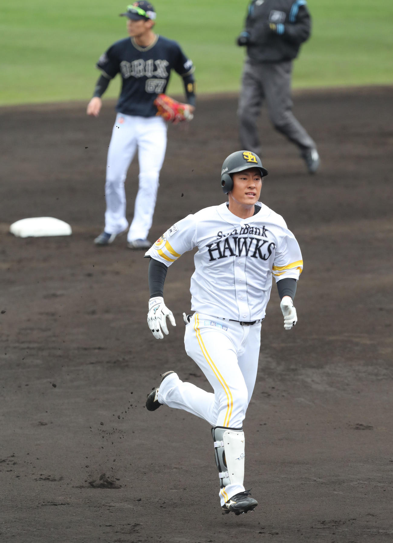 ソフトバンク対オリックス　1回裏ソフトバンク無死一、二塁、上林は中越えに2点適時三塁打を放ち三塁に向かう上林（撮影・梅根麻紀）