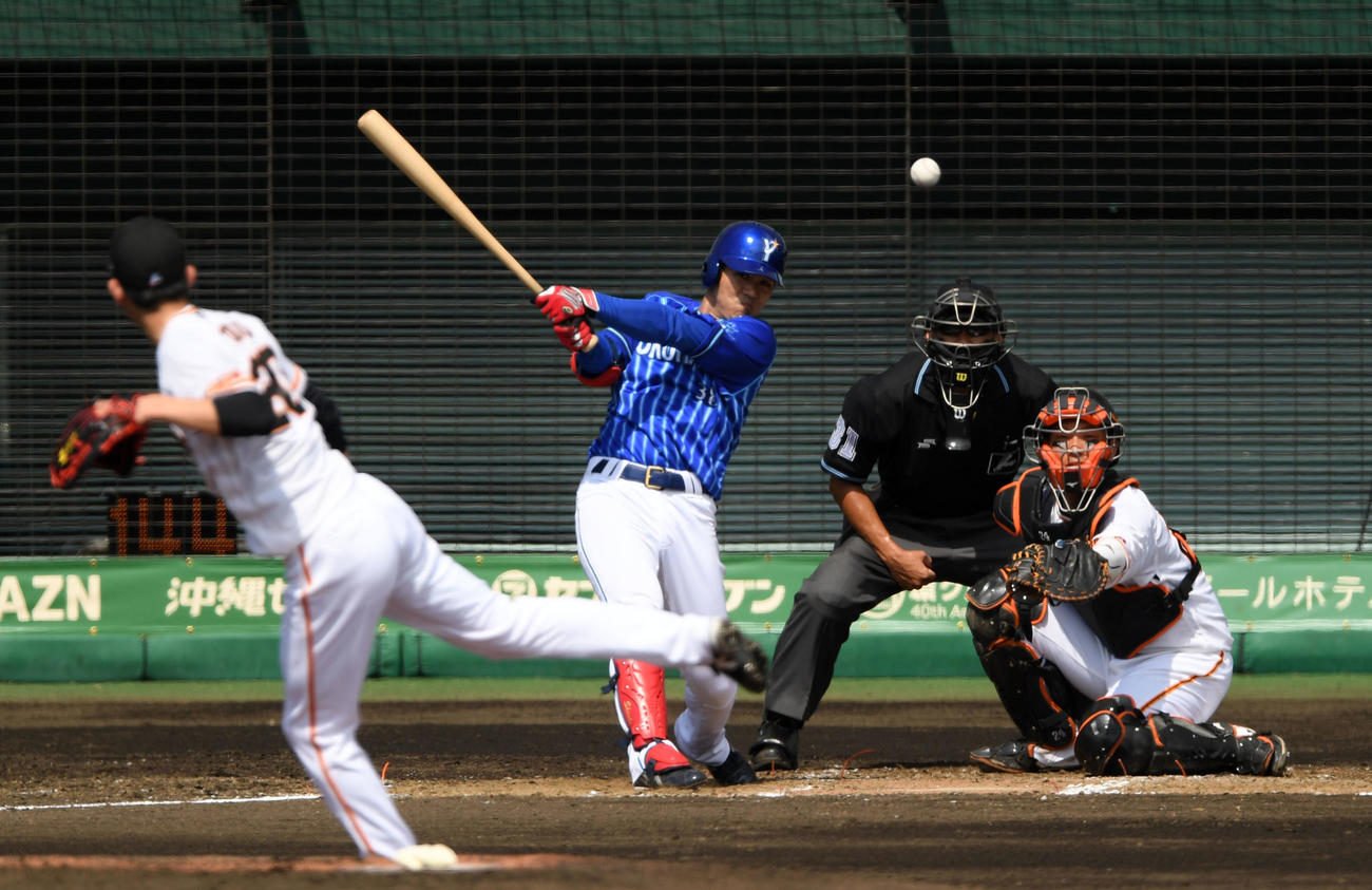 巨人対DeNA 3回表DeNA1死一塁、中前打を放つ田中俊（撮影・横山健太）
