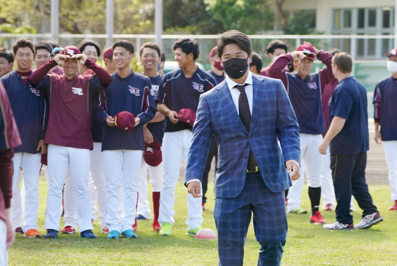 日本ハムからトレードで楽天に入団し、あいさつする横尾（撮影・菅敏）