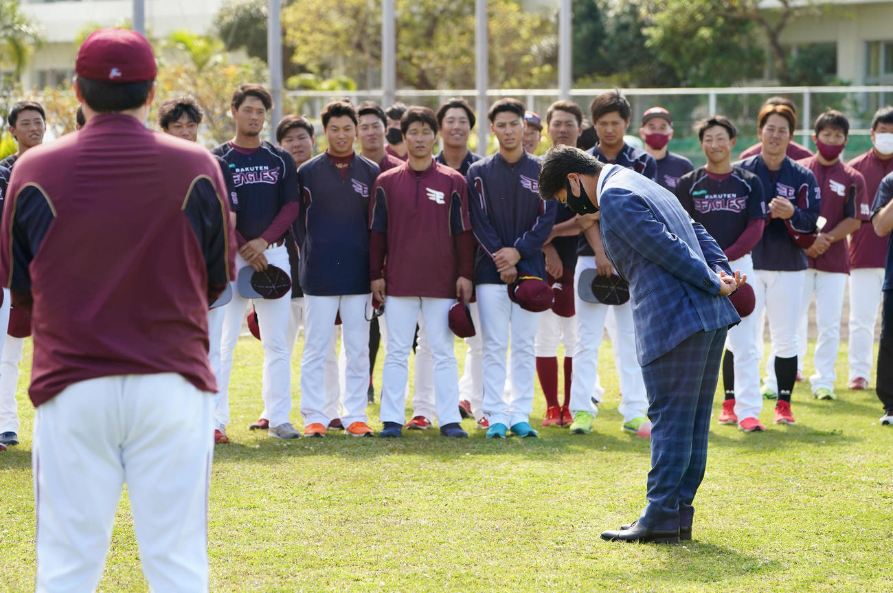 日本ハムからトレードで楽天に入団し、あいさつする横尾（撮影・菅敏）