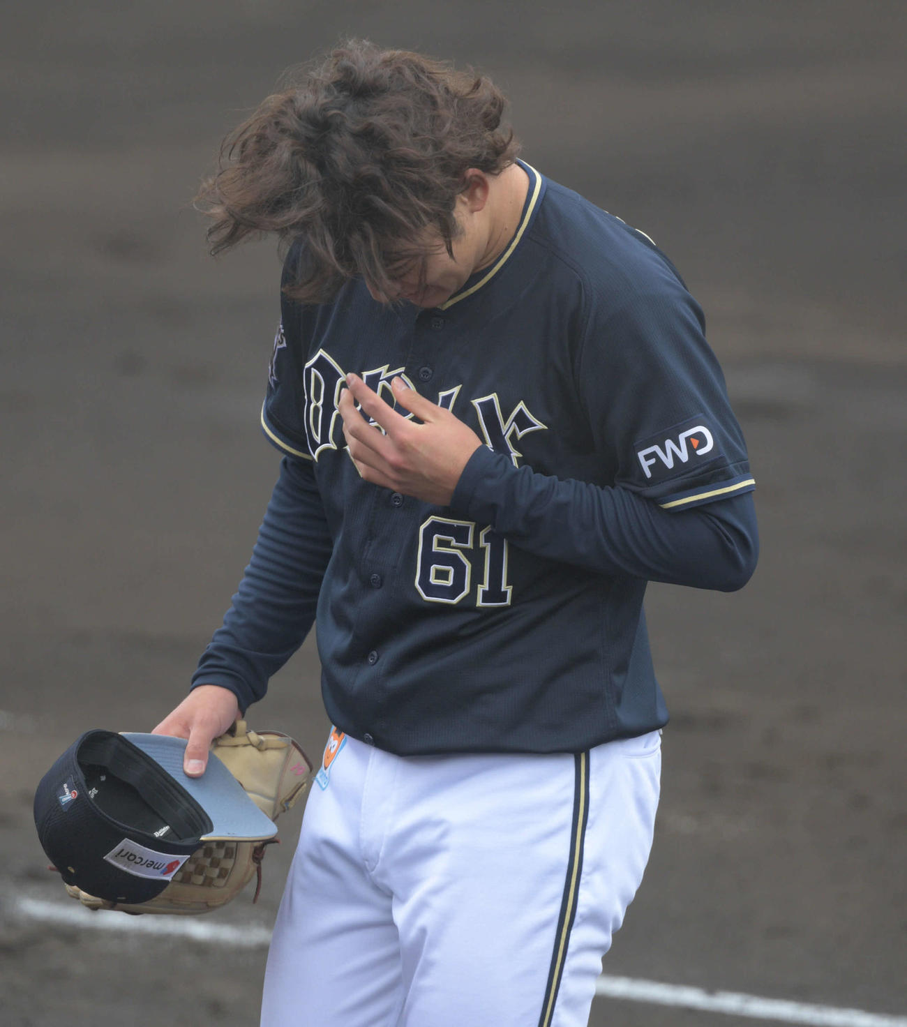 ソフトバンクオリックス練習試合　2回7失点にがっくりの榊原翼（撮影・渦原淳）