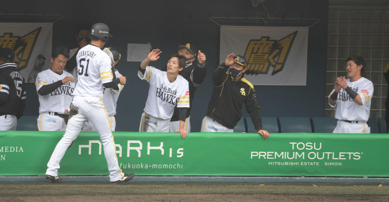 ソフトバンクオリックス練習試合　1回裏ソフトバンク無死三塁、栗原陵矢の右前適時打で生還しナインに迎えれる上林誠知（撮影・渦原淳）