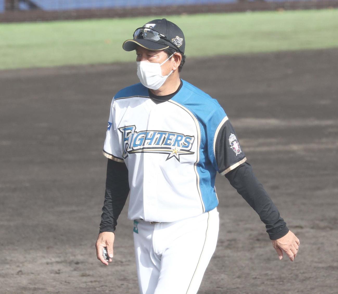 練習試合　日本ハム対広島　選手交代を告げる栗山監督（撮影・黒川智章）