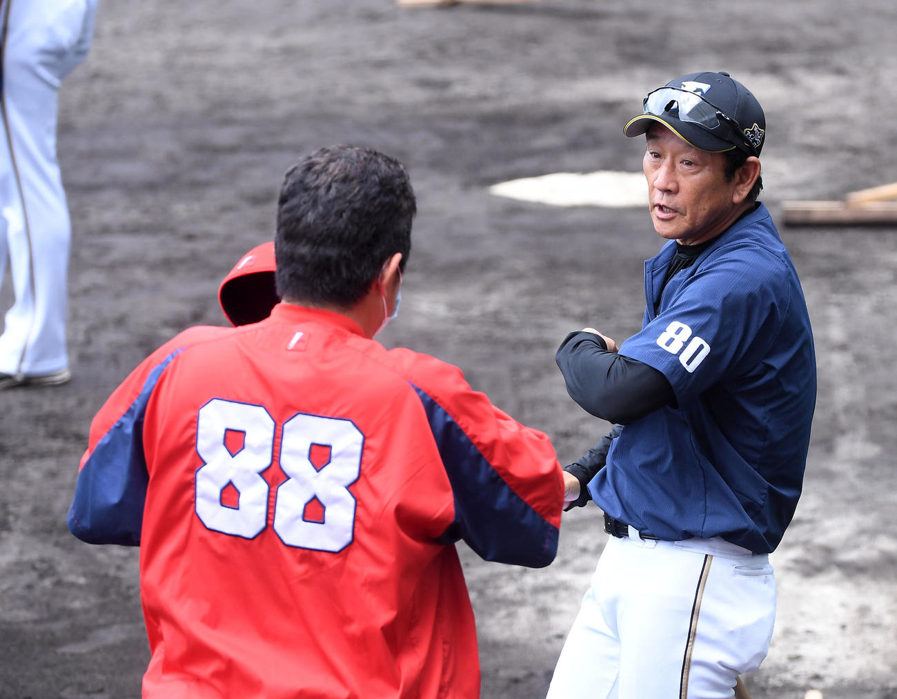 日本ハム対広島　佐々岡監督（左）のあいさつに驚く栗山監督（撮影・前岡正明）