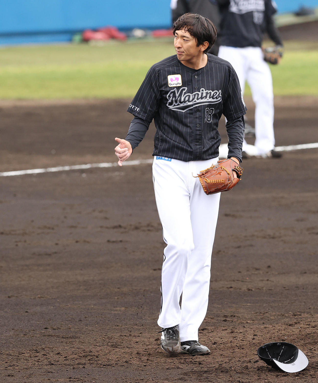 西武対ロッテ　5回裏西武2死、田村に笑顔でジェスチャーを送るロッテ河村（撮影・垰建太）